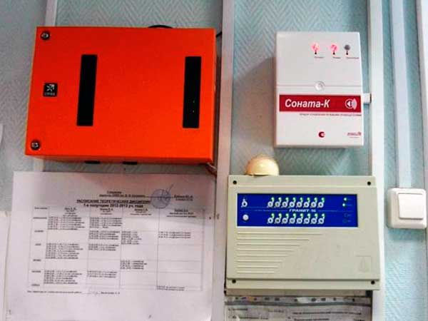 Прибор приемно-контрольный Гранит-16 и блок речевого оповещения Соната-К
